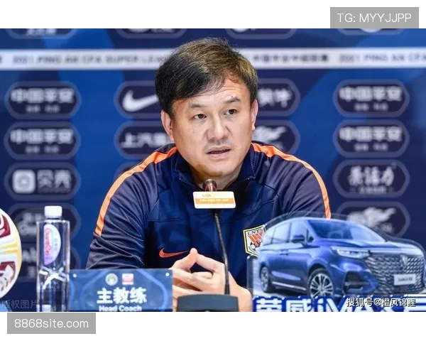 巴斯托尼如何定义三中卫体系中的左中卫角色？